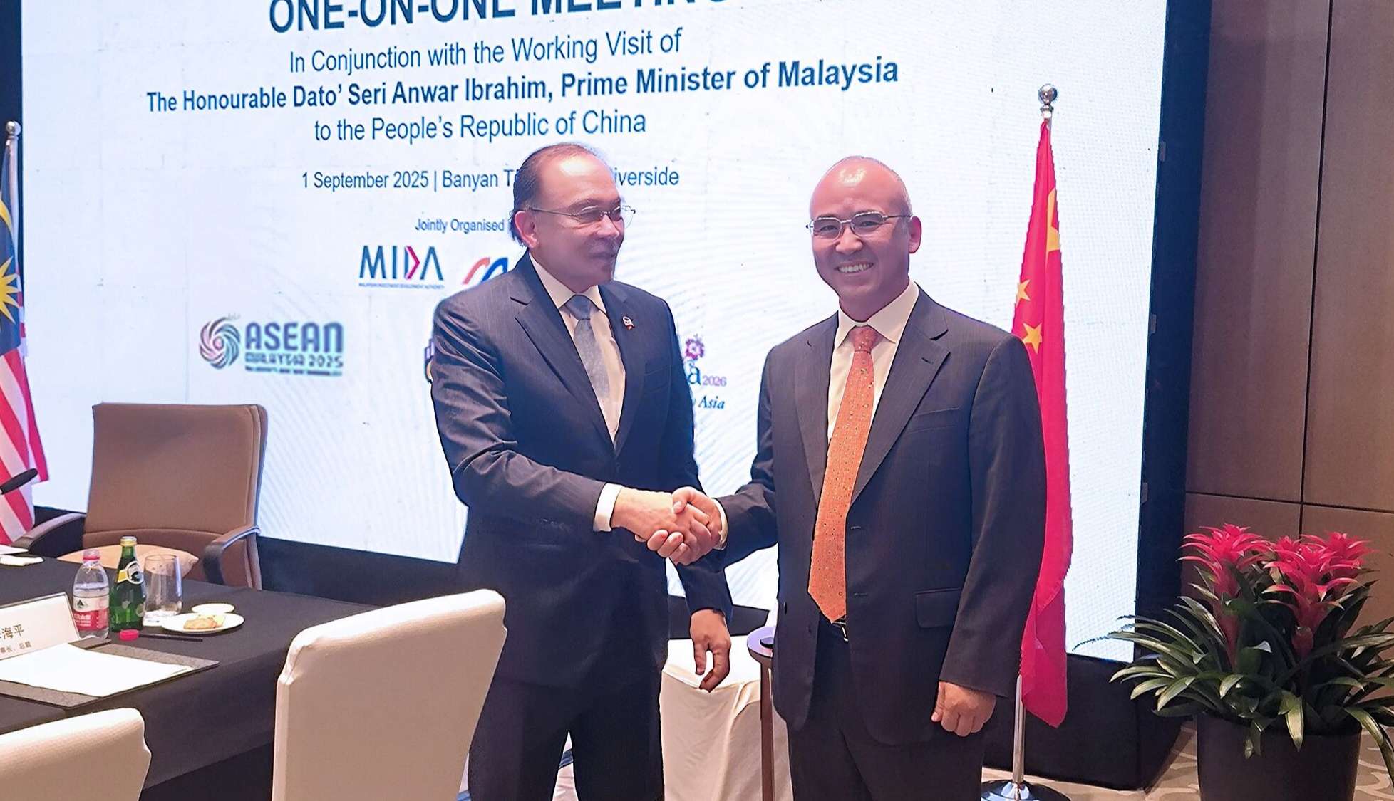 Malaysian Prime Minister Anwar Met with Li Haiping, Chairman and CEO of Rianlon Corporation.jpg